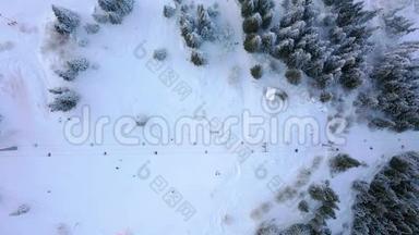滑雪场雪山滑雪台上的空中观景滑雪者和滑雪板。